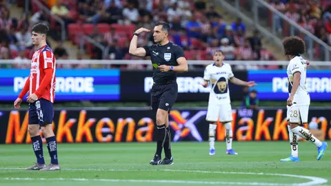 El árbitro Ismael López en el partido entre Chivas y Pumas | IMAGO 7