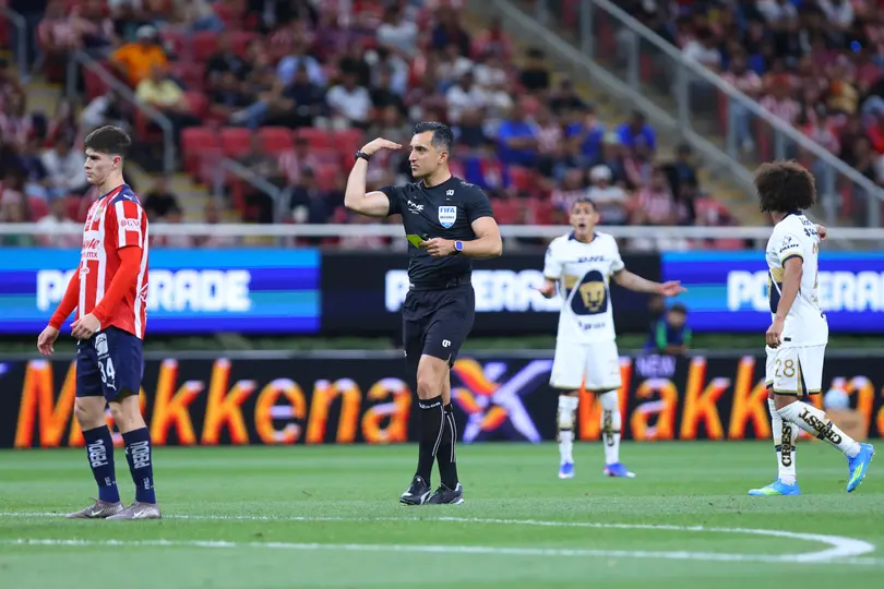 El árbitro Ismael López en el partido entre Chivas y Pumas | IMAGO 7