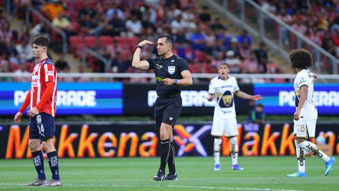 El árbitro Ismael López en el partido entre Chivas y Pumas | IMAGO 7