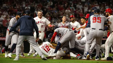 Batalla en el diamante entre Braves y Angels l AP