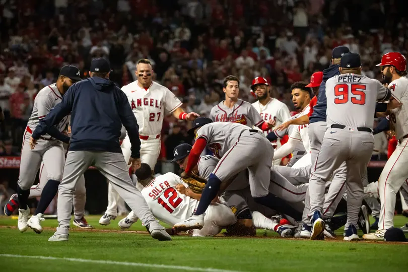 Batalla en el diamante entre Braves y Angels l AP