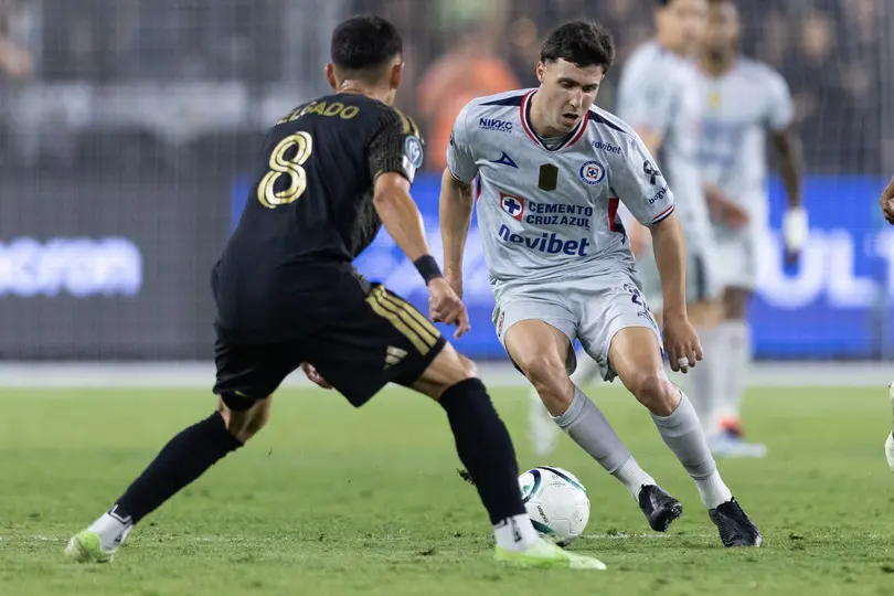 José Paradela en el partido de Cruz Azul ante LAFC | MEXSPORT