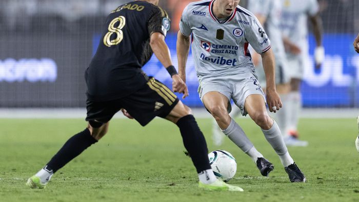José Paradela en el partido de Cruz Azul ante LAFC | MEXSPORT
