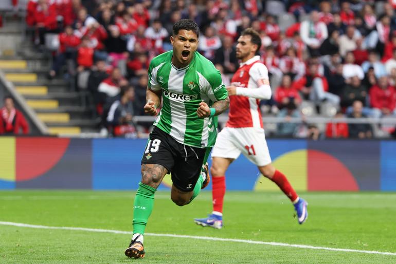 Juan Hernández empata el partido para el Betis de Penal l AP