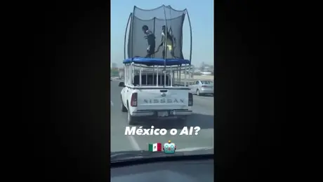 Niños juegan en trampolín en medio de la carretera