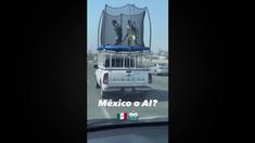 Niños juegan en trampolín en medio de la carretera