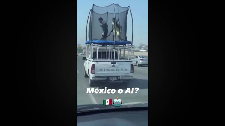 Niños juegan en trampolín en medio de la carretera