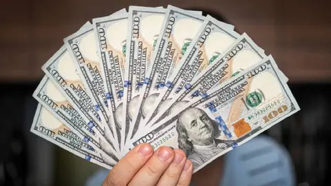 Precio del dólar hoy 8 de abril de 2026 en México: cae a 17.37 pesos y el peso gana terreno