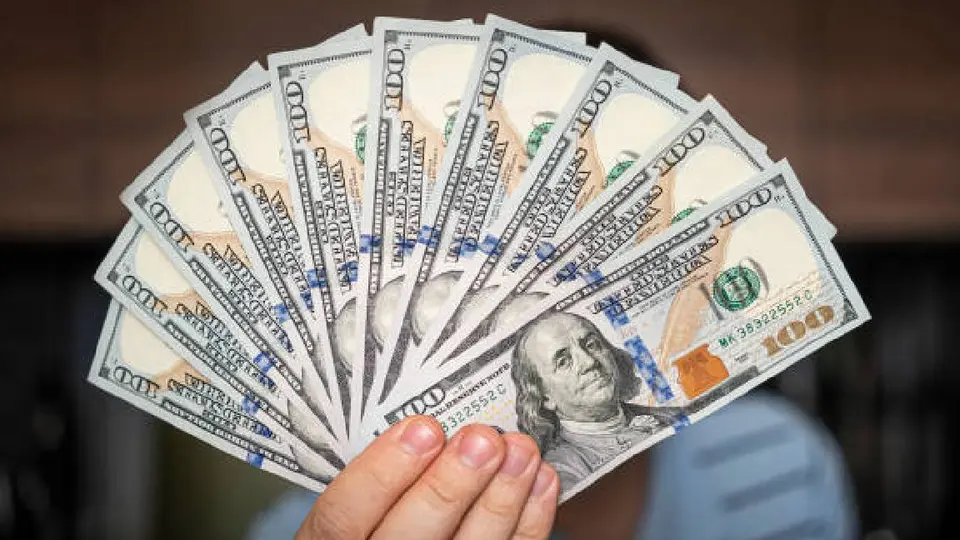 Precio del dólar hoy 8 de abril de 2026 en México: cae a 17.37 pesos y el peso gana terreno