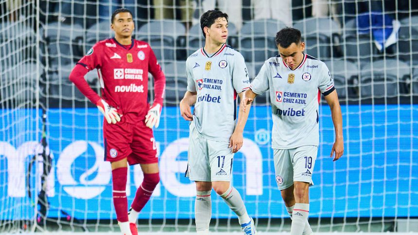 Jugadores de Cruz Azul en lamentos durante el partido ante LAFC | MEXSPORT