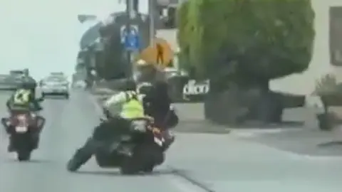El motociclista logró derrumbar al agente de tránsito y se dio a la fuga / Redes Sociales