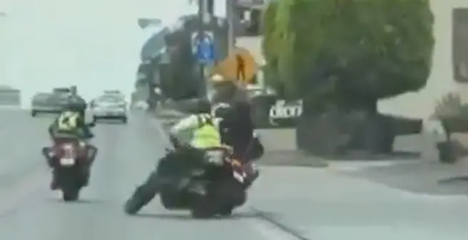 El motociclista logró derrumbar al agente de tránsito y se dio a la fuga / Redes Sociales