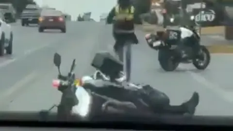 Otros motociclistas trataron de ayudar al agente tras el impacto que tuvo contra el pavimento / Redes Sociales
