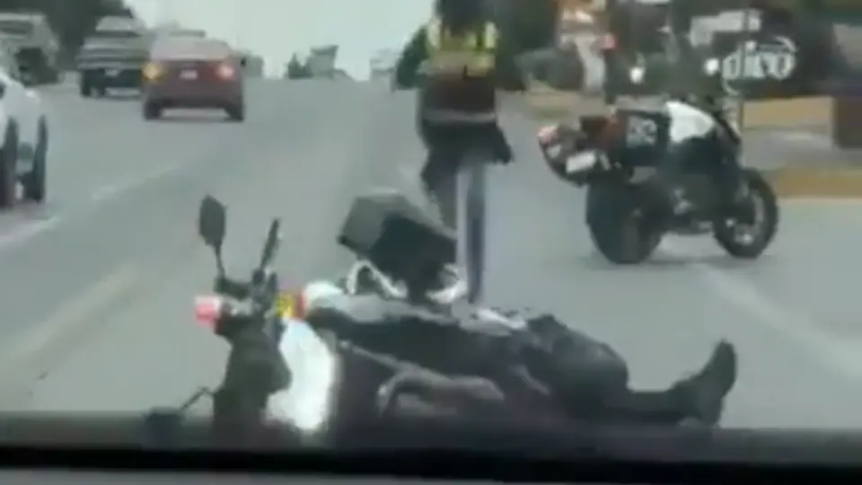 Otros motociclistas trataron de ayudar al agente tras el impacto que tuvo contra el pavimento / Redes Sociales