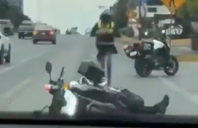 Otros motociclistas trataron de ayudar al agente tras el impacto que tuvo contra el pavimento / Redes Sociales