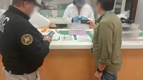 La FGJES decomisó medicamentos, jeringas y equipo médico como parte de la investigación./ Fiscalía Sonora