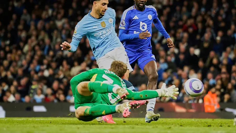 El arquero de Leicester, Mads Hermansen, se enfrenta a Omar Marmoush de Manchester City | AP