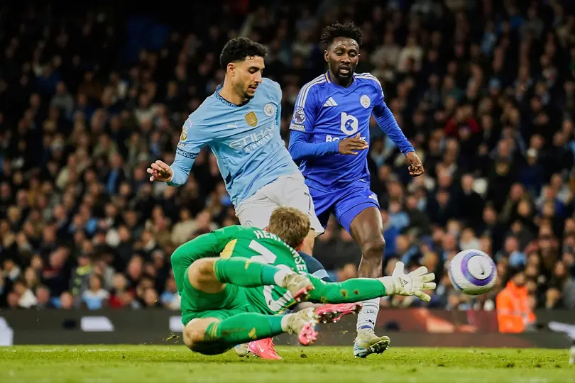 El arquero de Leicester, Mads Hermansen, se enfrenta a Omar Marmoush de Manchester City | AP