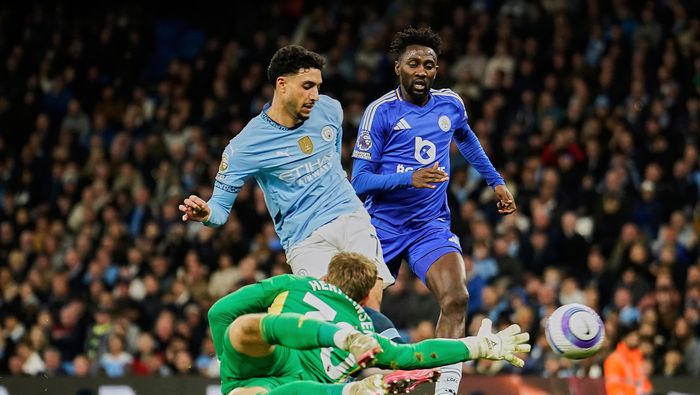 El arquero de Leicester, Mads Hermansen, se enfrenta a Omar Marmoush de Manchester City | AP