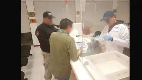 Los sueros asegurados podrían estar contaminados con una bacteria, según autoridades de salud./ X