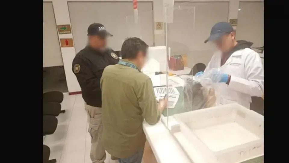 Los sueros asegurados podrían estar contaminados con una bacteria, según autoridades de salud./ X
