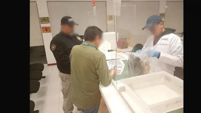 Los sueros asegurados podrían estar contaminados con una bacteria, según autoridades de salud./ X