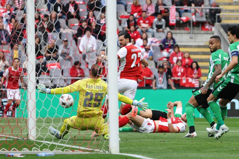 Florian Grillitsch marcándole al Betis en Europa League l AP