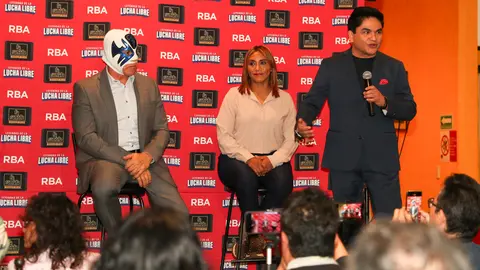 Fernando Jesús Torres presentando a los invitados del evento Leyendas de la Lucha Libre | Gina Sánchez