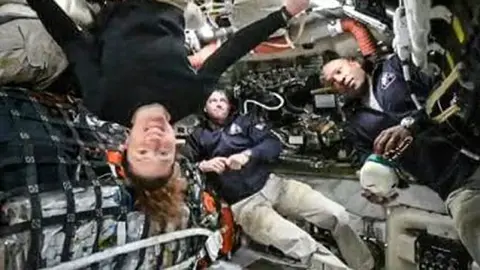 La orina expulsada al espacio se congeló en una boquilla, obligando a los ingenieros a maniobrar la nave para descongelarla./ X