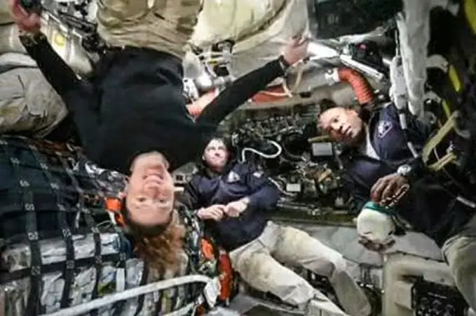 La orina expulsada al espacio se congeló en una boquilla, obligando a los ingenieros a maniobrar la nave para descongelarla./ X