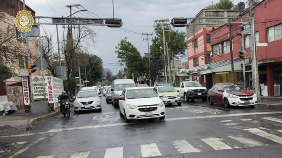 Los vehículos con engomado rojo, placas 3 y 4, y holograma 1 y 2, no circulan / Especial