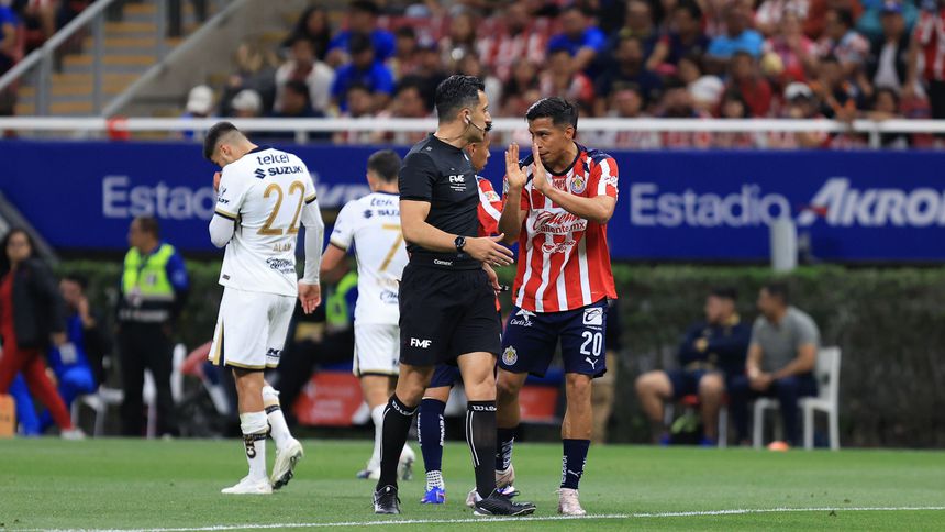 El árbitro Ismael López en el partido entre Chivas y Pumas | IMAGO 7