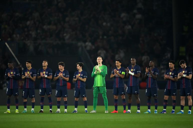 Equipo del PSG previo al duelo ante Liverpool | AP