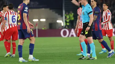 ¿Era roja? El VAR expulsa a Cubarsí y Julián Álvarez castiga al Barcelona