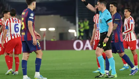 ¿Era roja? El VAR expulsa a Cubarsí y Julián Álvarez castiga al Barcelona