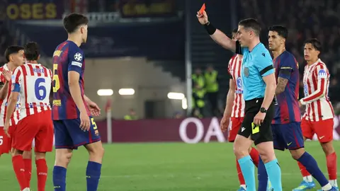 ¿Era roja? El VAR expulsa a Cubarsí y Julián Álvarez castiga al Barcelona