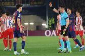 ¿Era roja? El VAR expulsa a Cubarsí y Julián Álvarez castiga al Barcelona