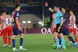 ¿Era roja? El VAR expulsa a Cubarsí y Julián Álvarez castiga al Barcelona