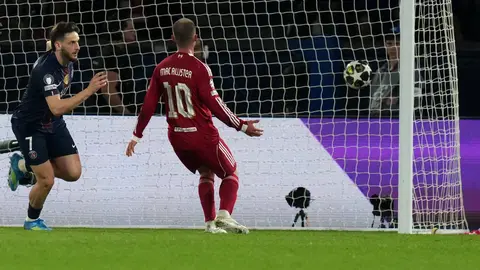 Khvicha Kvaratskhelia, del PSG, celebra tras marcar el segundo gol ante Liverpool en Champions | AP