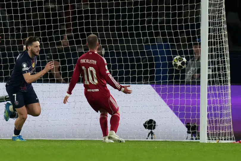 Khvicha Kvaratskhelia, del PSG, celebra tras marcar el segundo gol ante Liverpool en Champions | AP