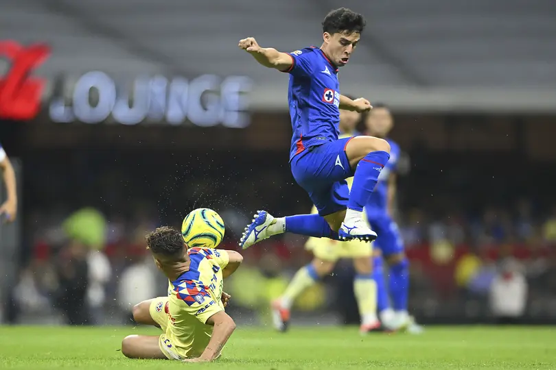 Lorenzo Faravelli y Jonathan Dos Santos en el último juego de América y Cruz Azul en Fase Regular en el Estadio Banorte | IMAGO 7