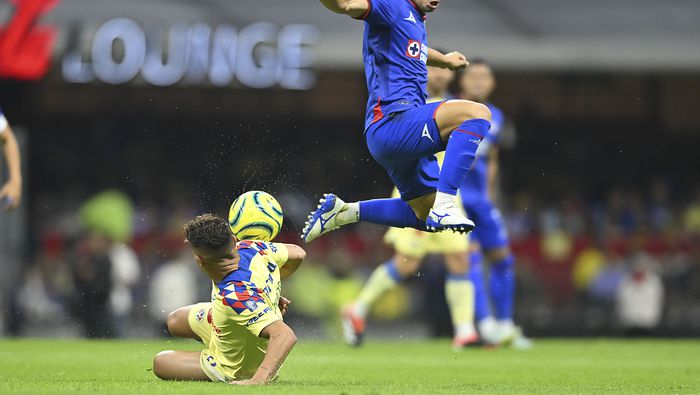 Lorenzo Faravelli y Jonathan Dos Santos en el último juego de América y Cruz Azul en Fase Regular en el Estadio Banorte | IMAGO 7