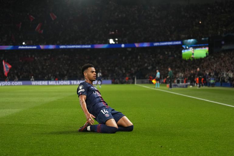 Desire Doue tras anotar gol al Liverpool | AP