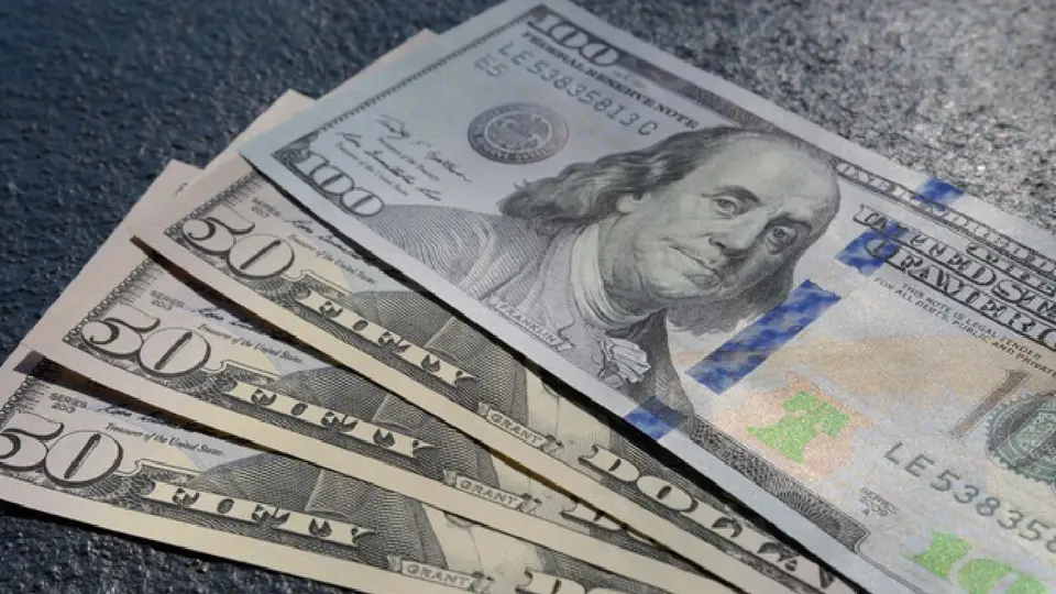 El peso ligeramente gana terreno frente al dólar | FREEPIK