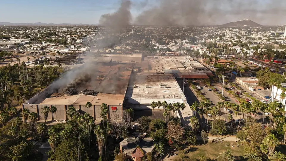 Incendio en Plaza Las Palmas deja 5 muertos y más de 30 heridos en Los Mochis
