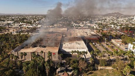 Incendio en Plaza Las Palmas deja 5 muertos y más de 30 heridos en Los Mochis