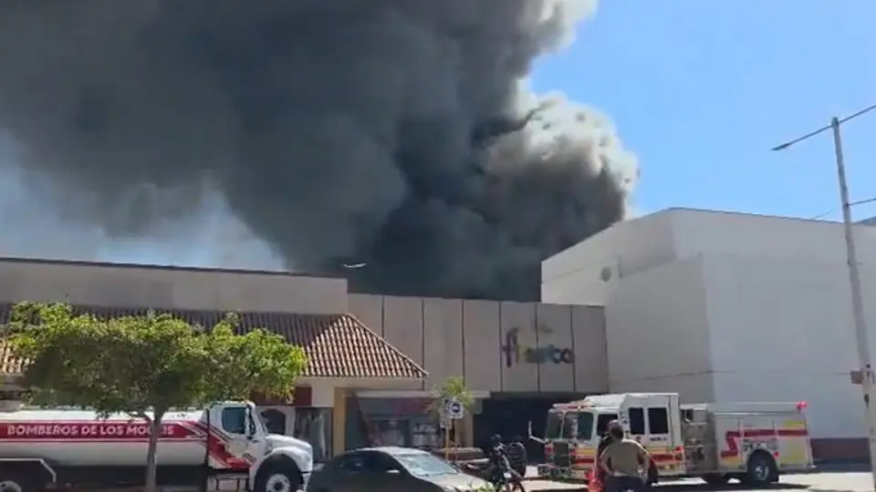 Bomberos y rescatistas trabajaron durante horas para controlar el fuego en Plaza Las Palmas./ X: @periodicoam
