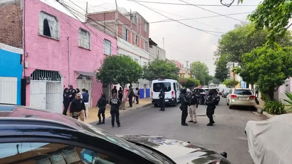 Peritos y agentes de investigación continúan trabajando en el inmueble relacionado con el caso./ RS