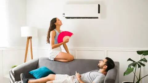 Cerrar puertas y ventanas mientras el aire acondicionado está encendido ayuda a conservar el aire frío y ahorrar energía. / iStock