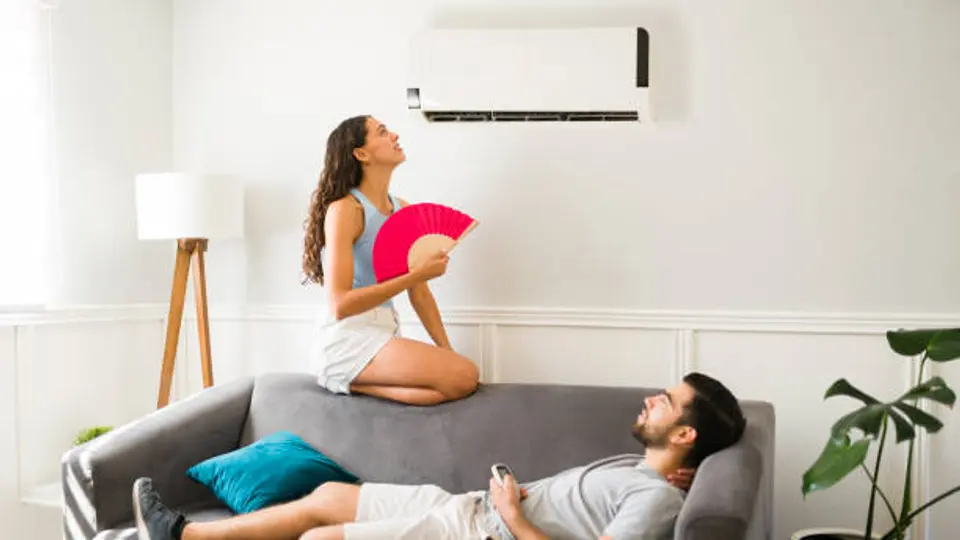 Cerrar puertas y ventanas mientras el aire acondicionado está encendido ayuda a conservar el aire frío y ahorrar energía. / iStock